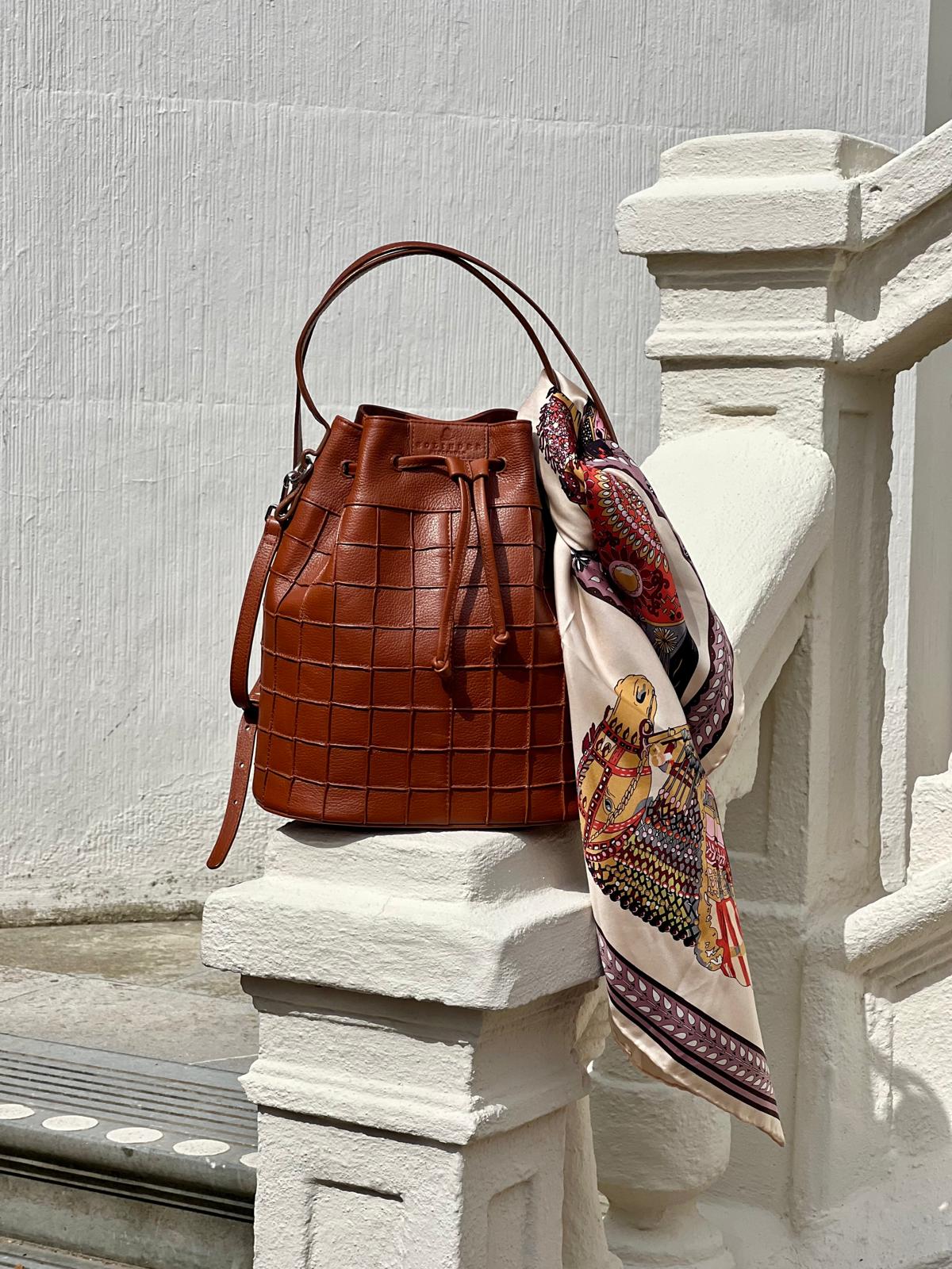 Jet Set Bucket Cognac